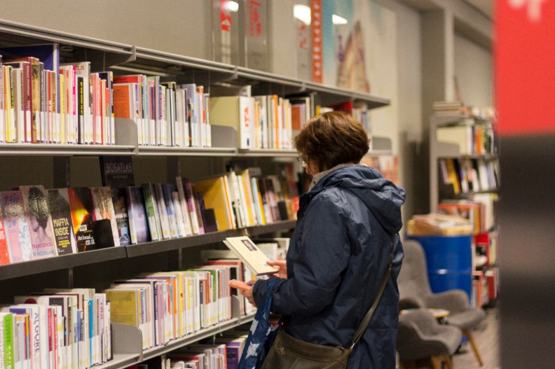 Vrouw in de bibliotheek in Weert